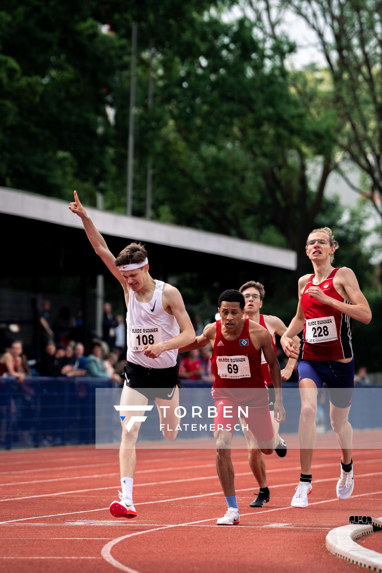 Tom Schroeder (LG Wedel-Pinneberg), Christian Amanuel-Tekeste (Hamburger SV), Philipp Tabert (VfL Eintracht Hannover) beim Zieleinlauf nach 800m am 14.05.2022 beim Nationalen Leichtathletik-Meeting im Erika-Fisch-Stadion in Hannover